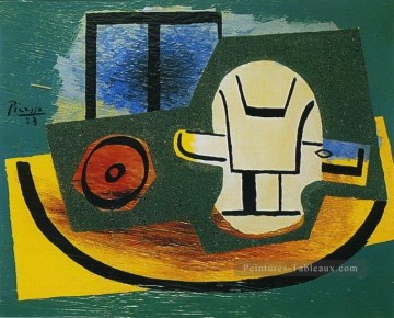 Pomme et verre devant une fenetre 1923 cubiste Peinture à l'huile
